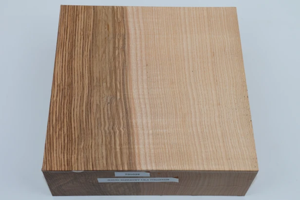 Jesion Rdzeniowy Oliwkowy Fala Flame Olive Heartwood Ash drewno do toczenia wood for turning